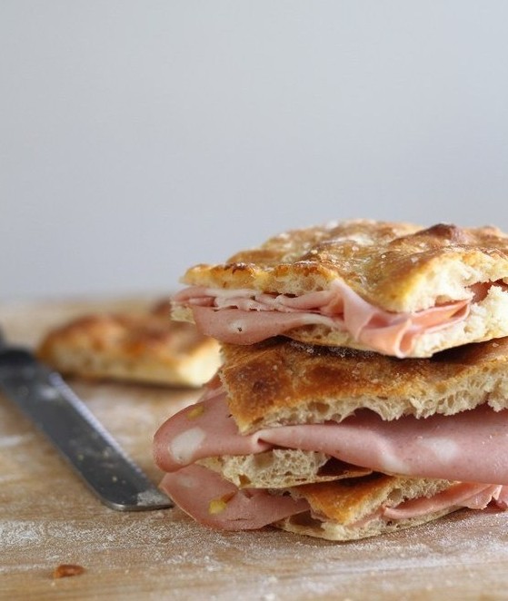 Focaccia με χοντρό αλάτι και δεντρολίβανο, γεμιστή