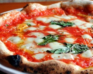 Pizza margherita (σάλτσα ντομάτας, mozzarella di b